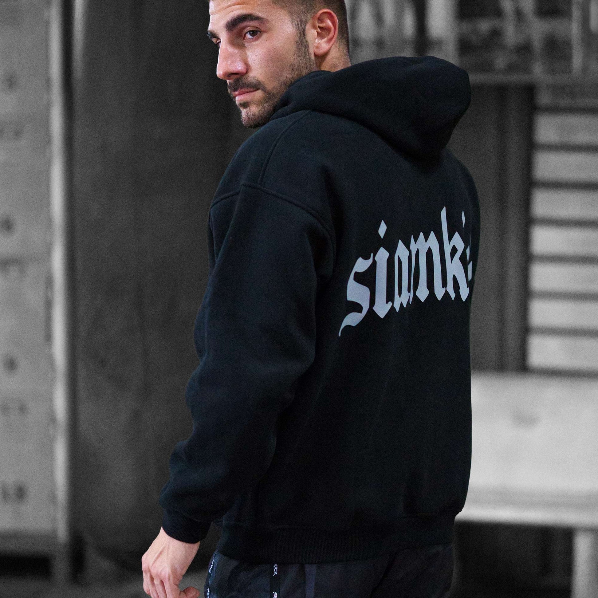 Model is 177cm, 70kg wearing size M