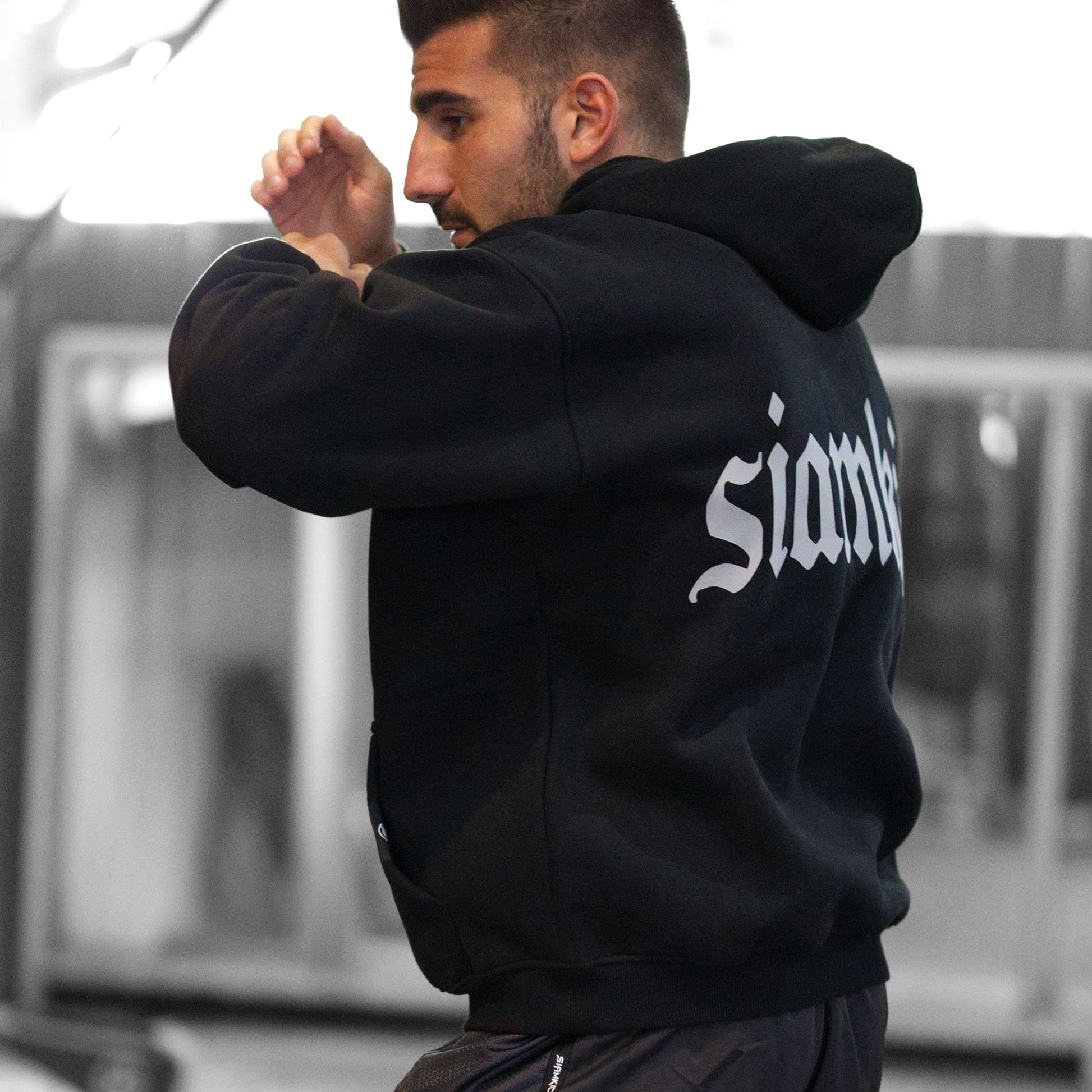 Model is 177cm, 70kg wearing size M