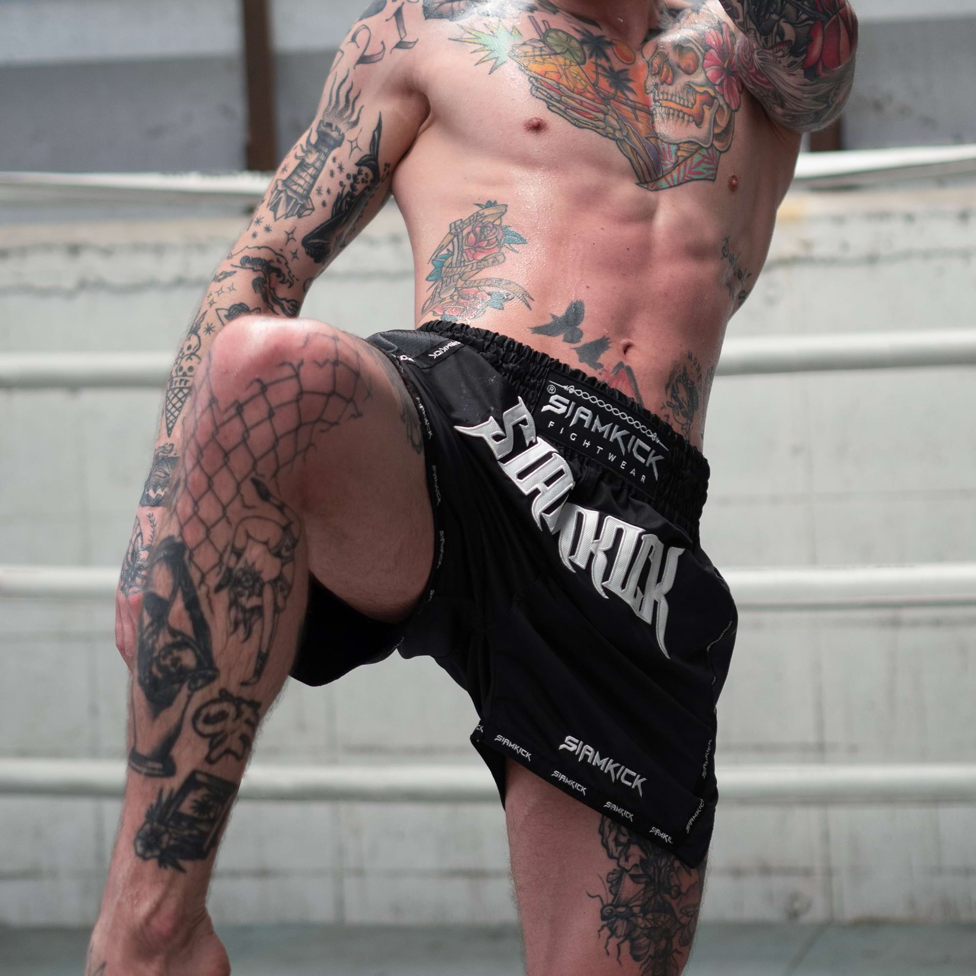 Model is 183cm, 77kg wearing size L