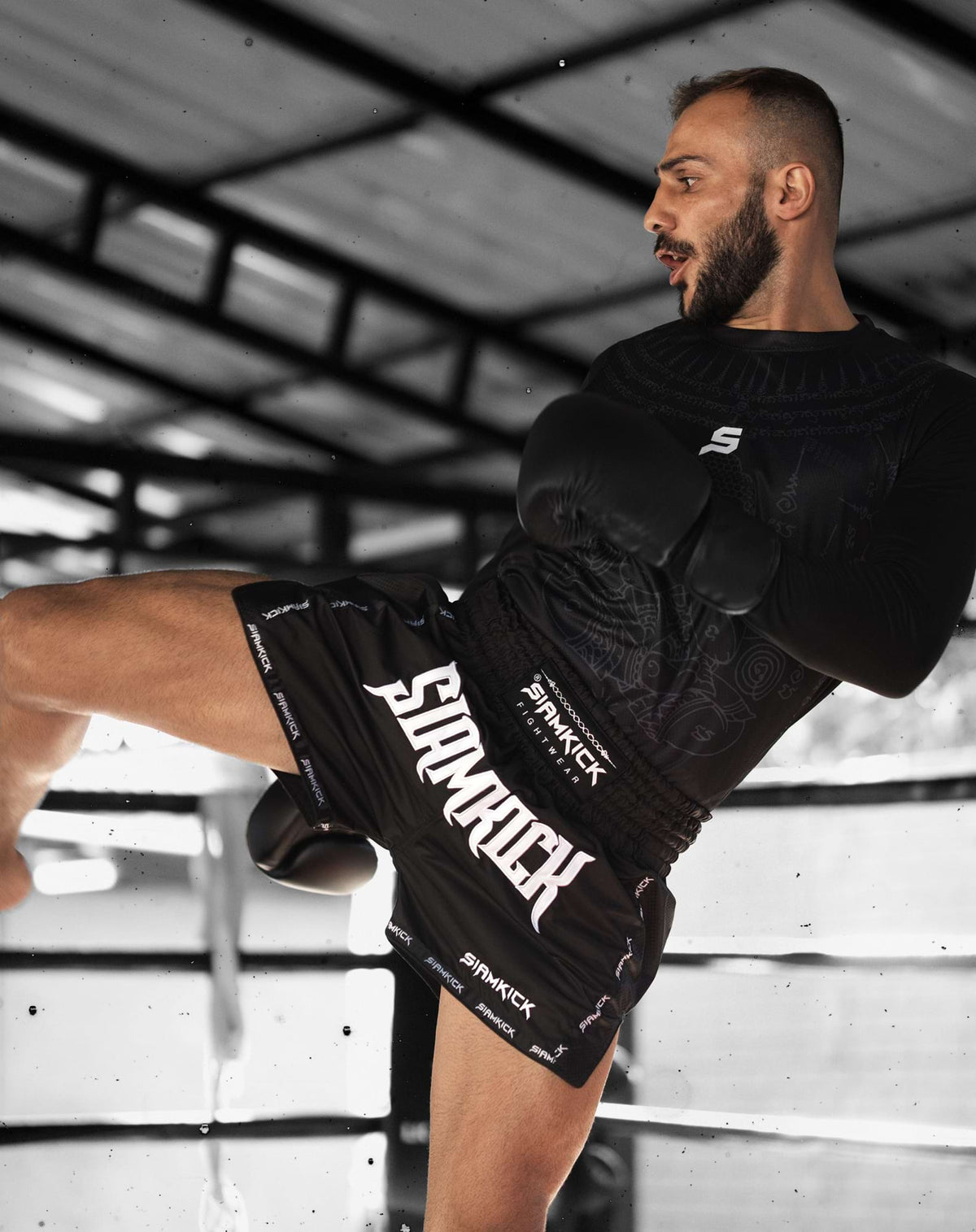 Muay-Thai-Shorts „Black Ops“, getragen von Shahoo, Größe L