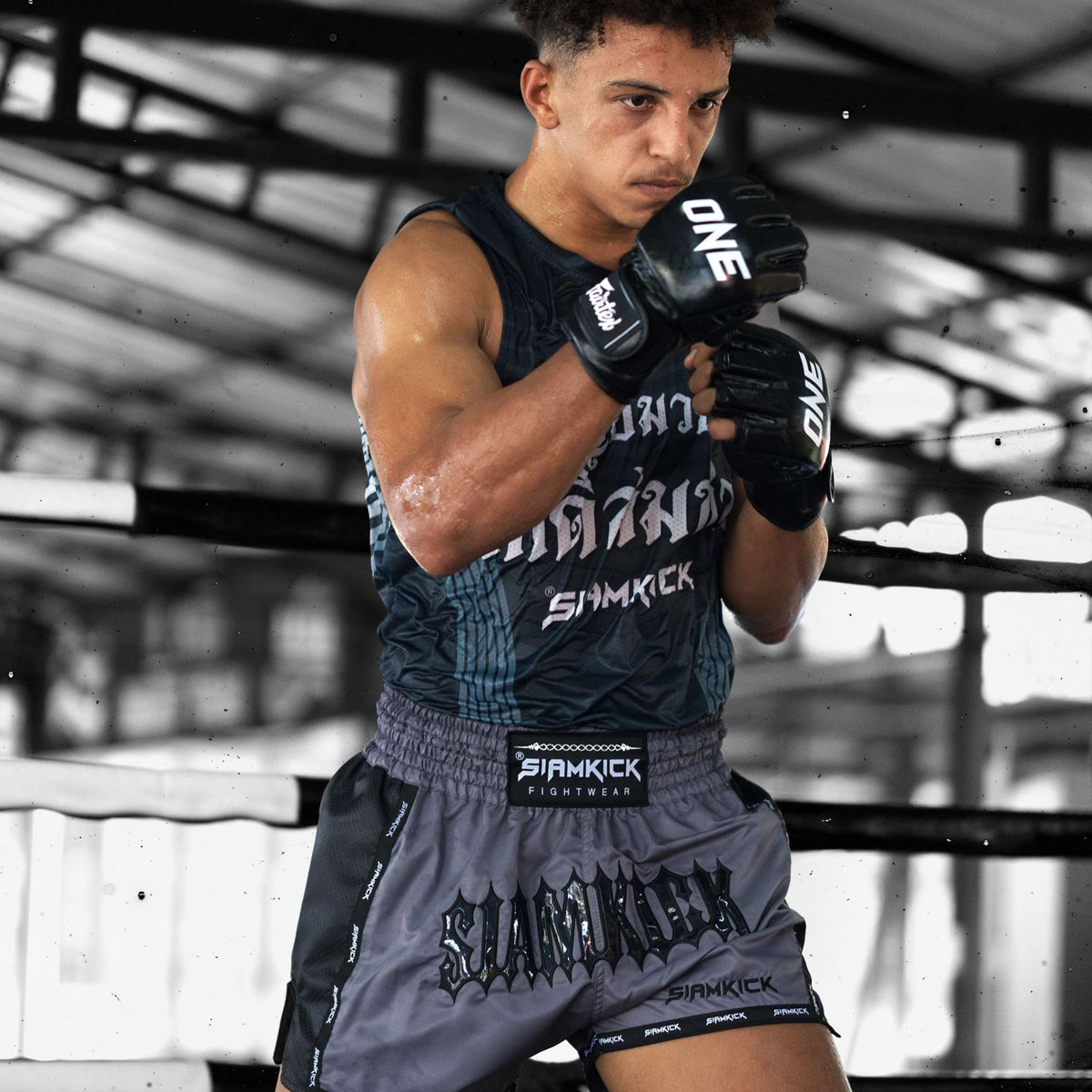 Mouhssine con Pantalones cortos de Muay Thai "Phantom", talla L
