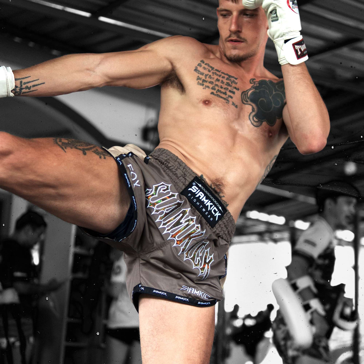 Muay-Thai-Shorts „Primal Origins“, getragen von Zack, Größe L