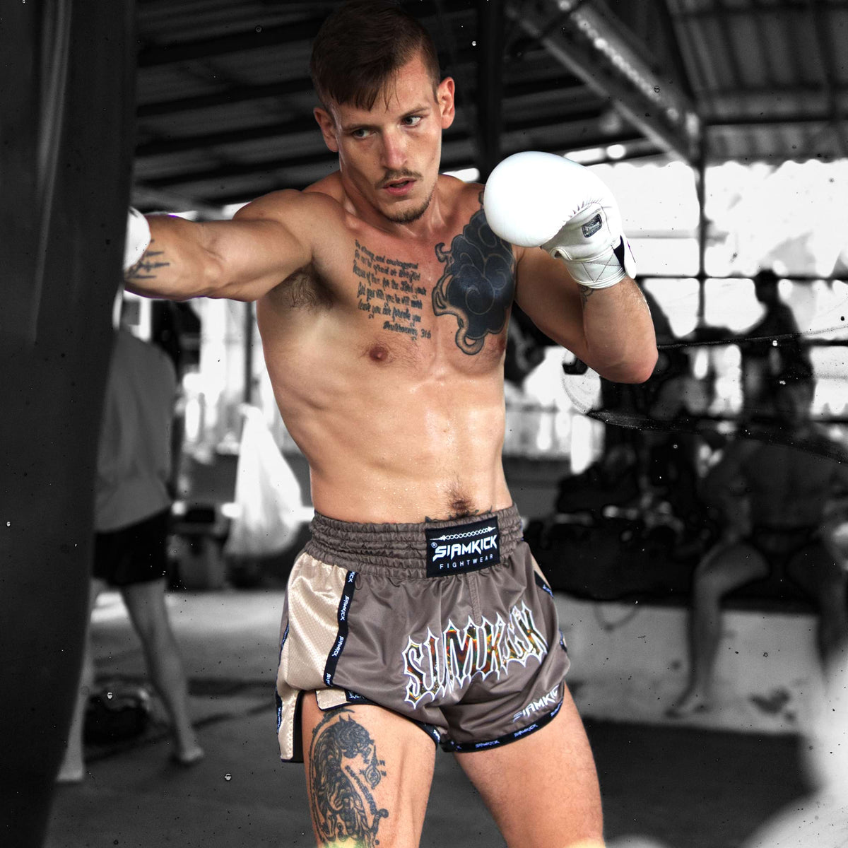 Muay-Thai-Shorts „Primal Origins“, getragen von Zack, Größe L