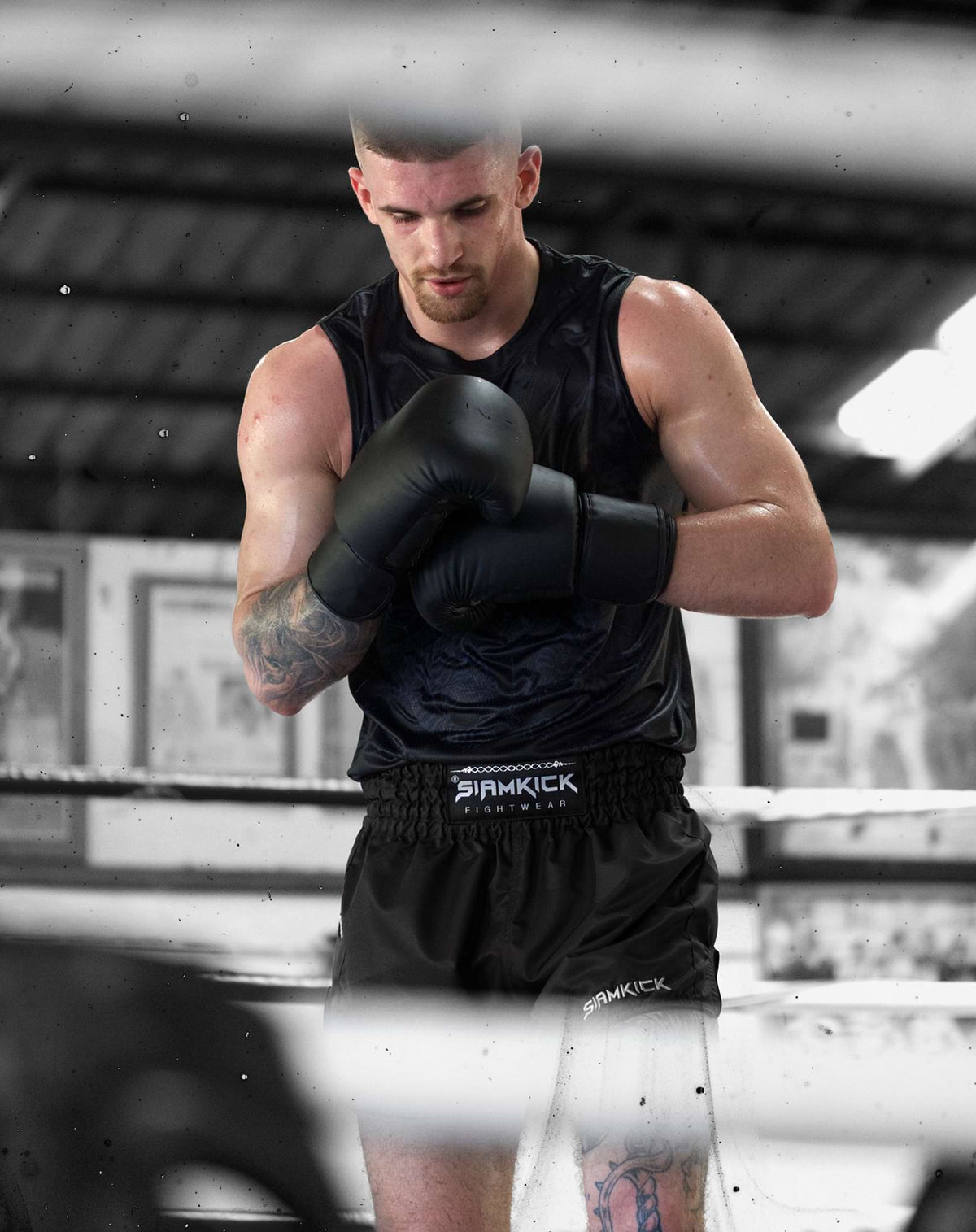 Muay-Thai-Shorts „Core Black“, getragen von Frank, Größe L