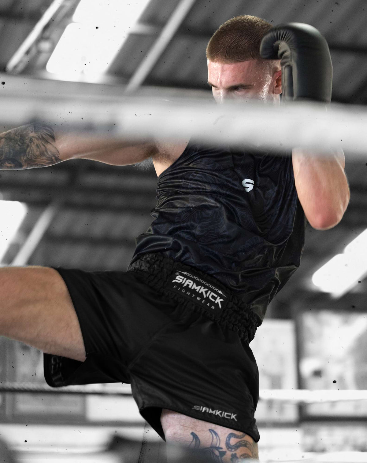 Muay-Thai-Shorts „Core Black“, getragen von Frank, Größe L