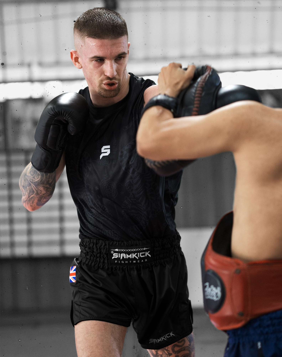 Muay-Thai-Shorts „Core Black“, getragen von Frank, Größe L