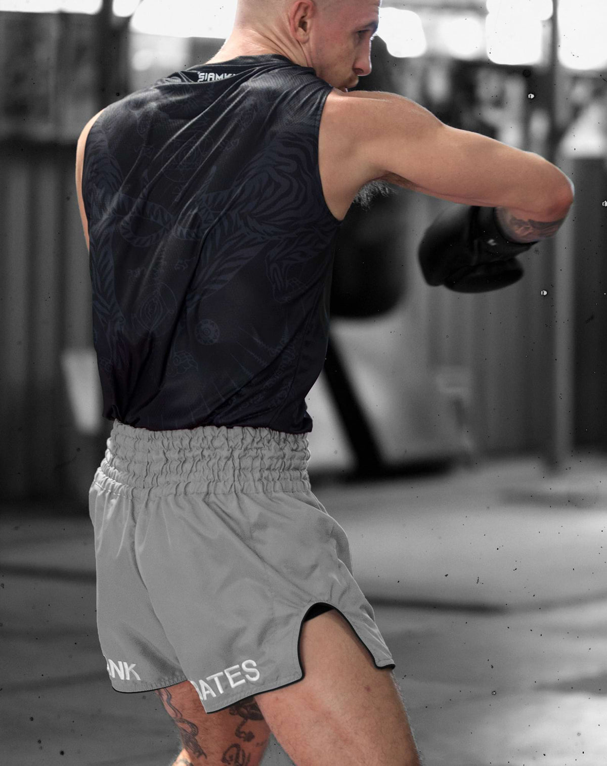 Muay-Thai-Shorts „Core Grey“, getragen von Frank, Größe L