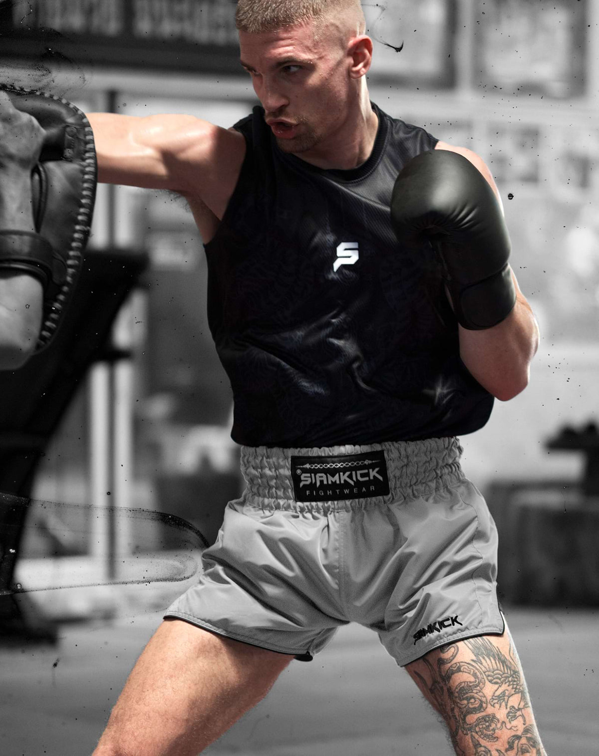 Muay-Thai-Shorts „Core Grey“, getragen von Frank, Größe L