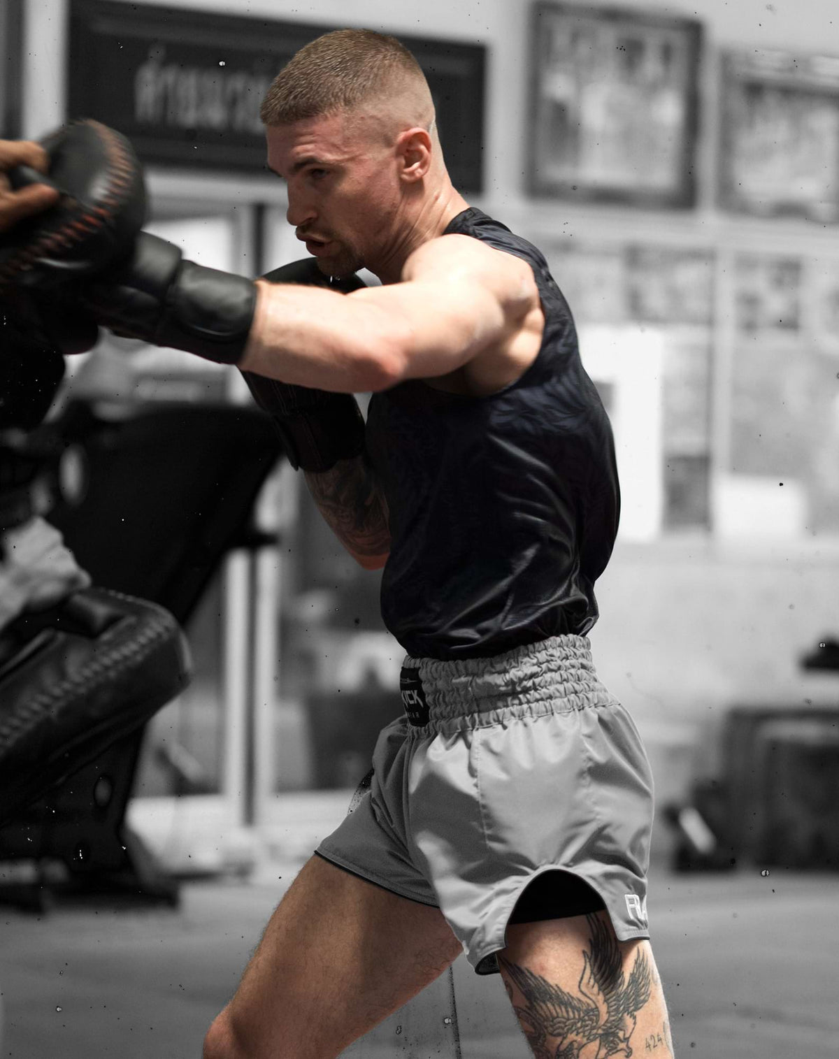 Muay-Thai-Shorts „Core Grey“, getragen von Frank, Größe L
