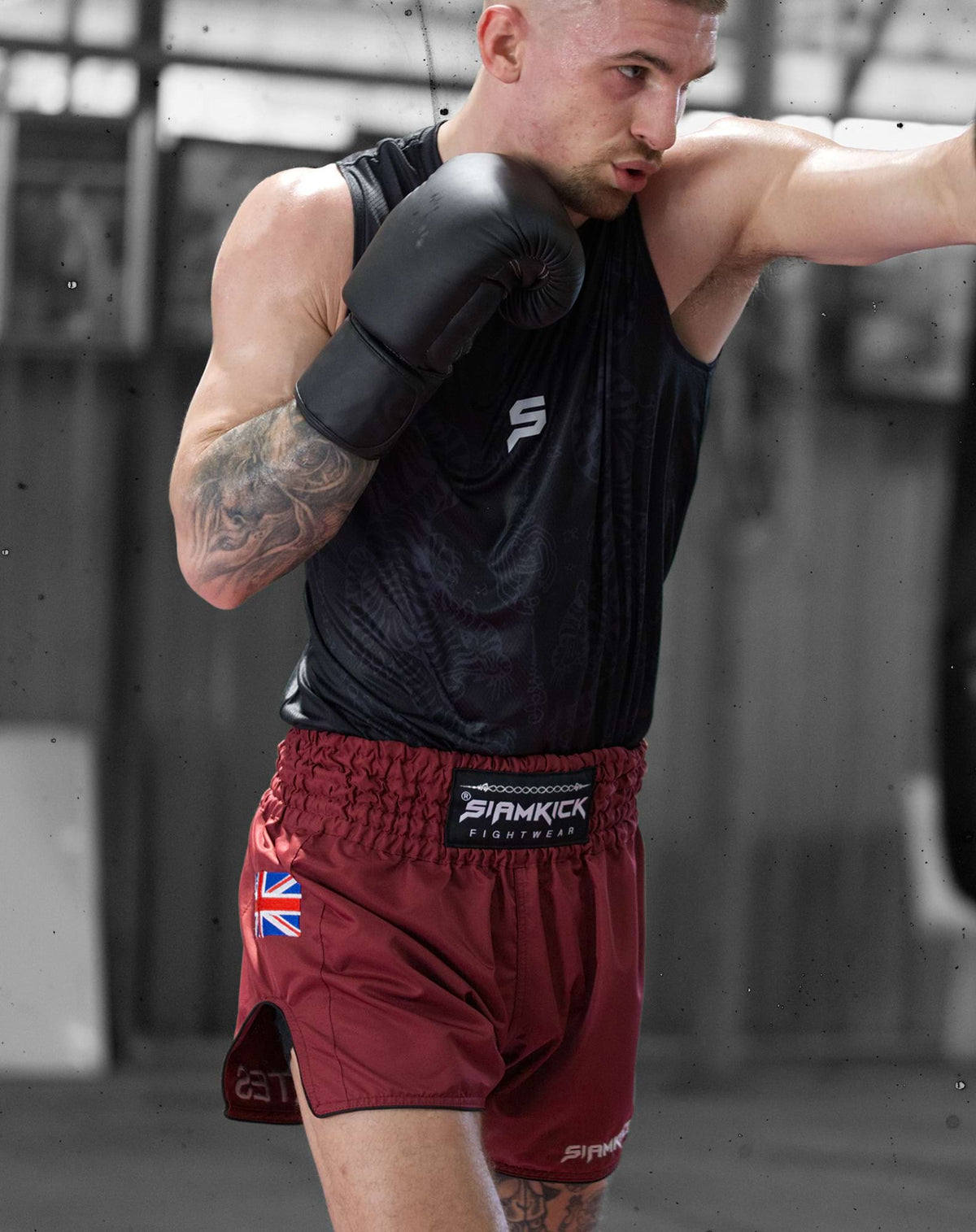 Muay-Thai-Shorts „Core Maroon“, getragen von Frank, Größe L