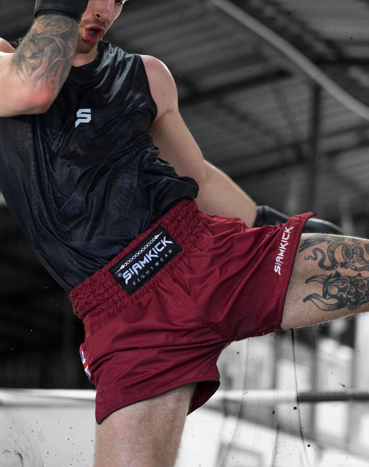 Muay-Thai-Shorts „Core Maroon“, getragen von Frank, Größe L