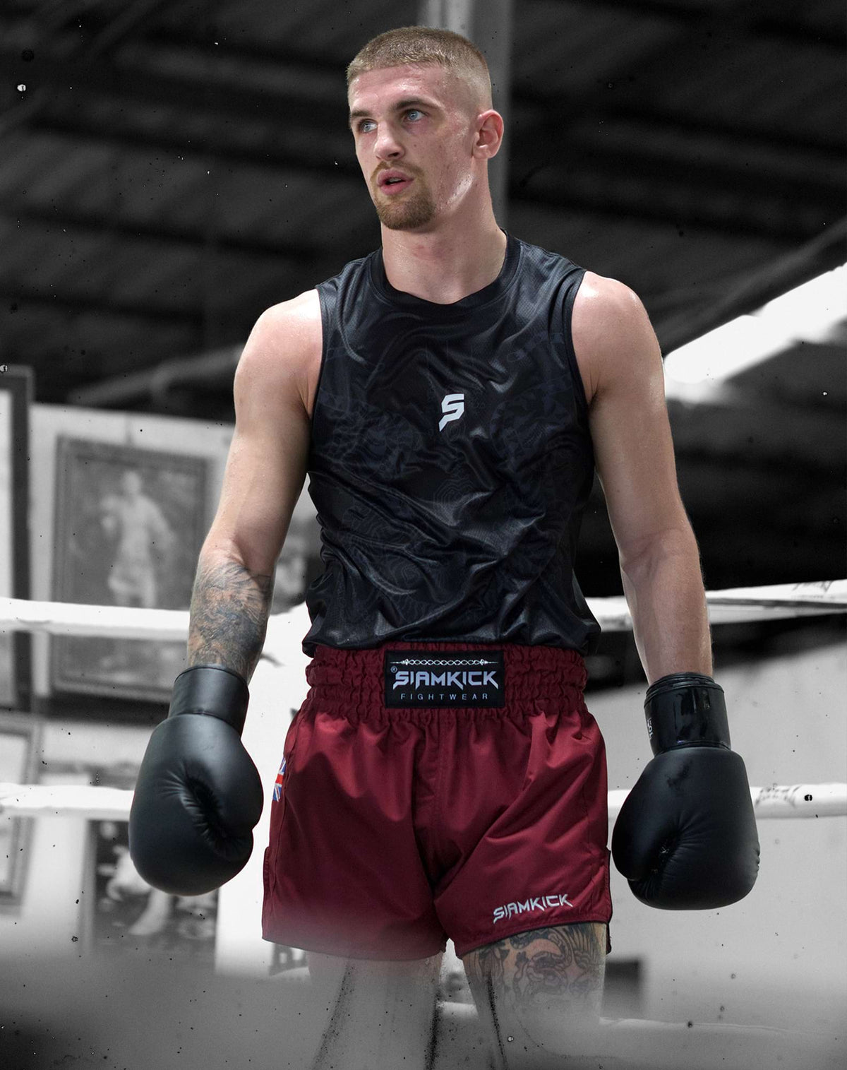Muay-Thai-Shorts „Core Maroon“, getragen von Frank, Größe L