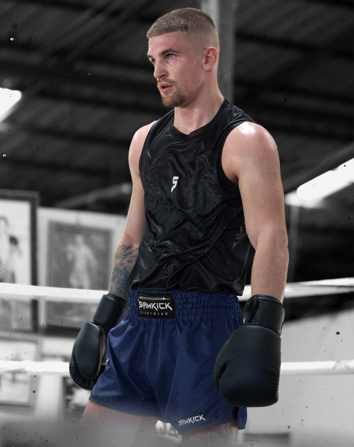 Muay-Thai-Shorts „Core Midnight“, getragen von Frank, Größe L