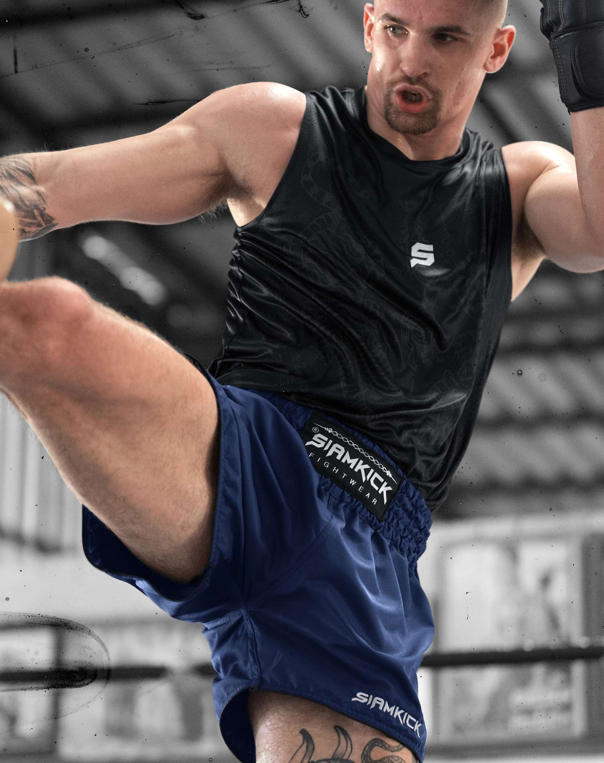 Muay-Thai-Shorts „Core Midnight“, getragen von Frank, Größe L