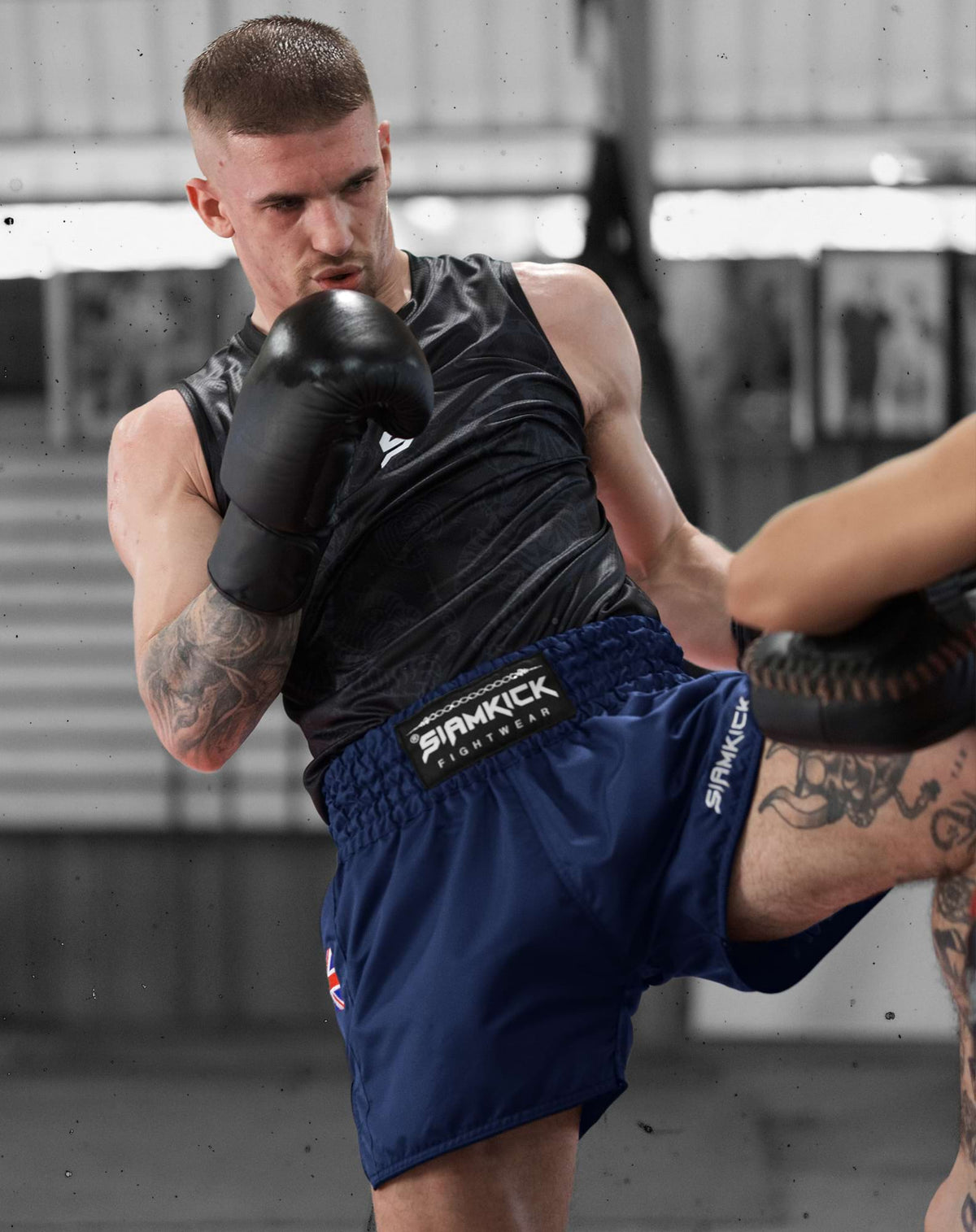 Muay-Thai-Shorts „Core Midnight“, getragen von Frank, Größe L