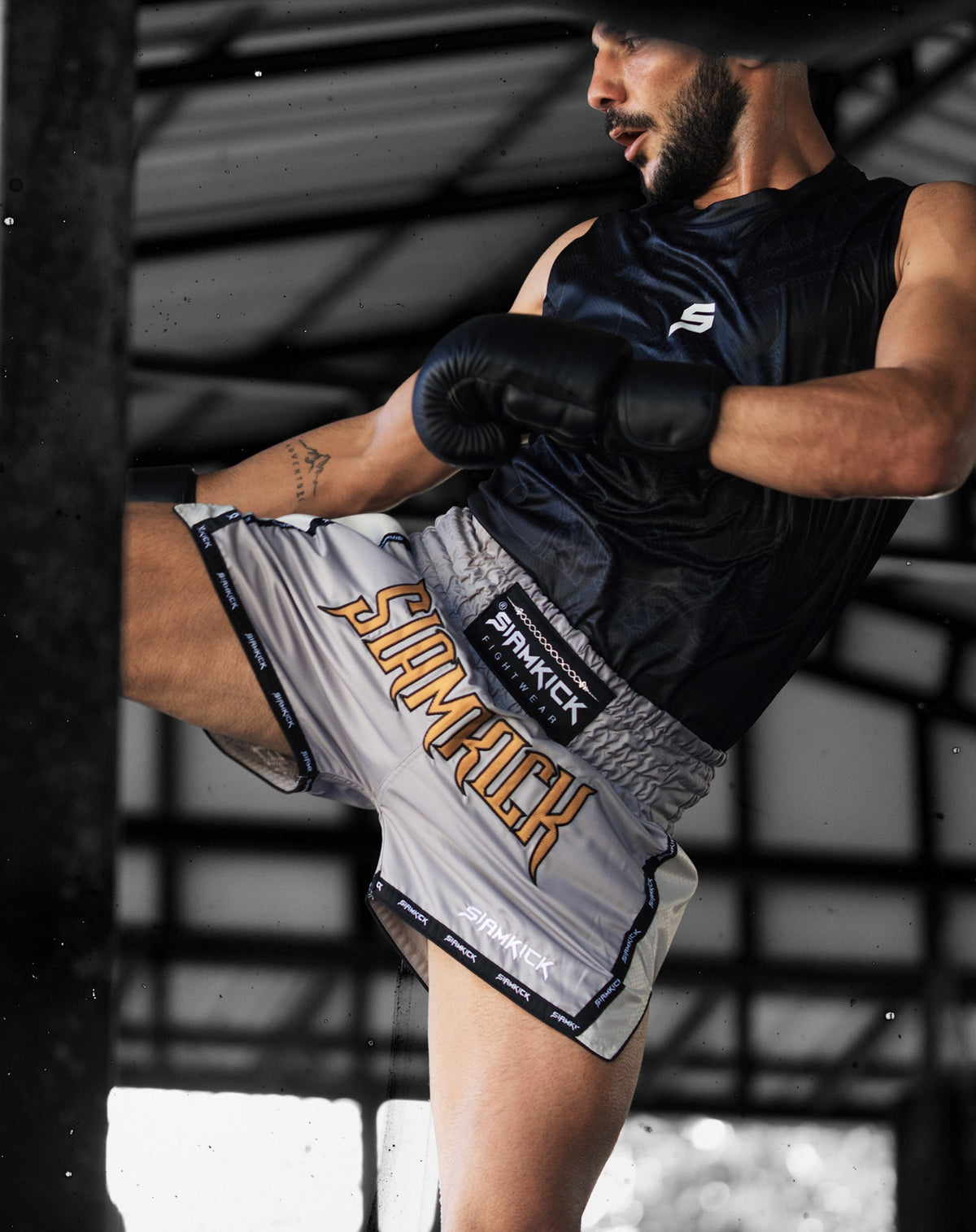 Muay-Thai-Shorts „Stealth Grey“, getragen von Shahoo, Größe L