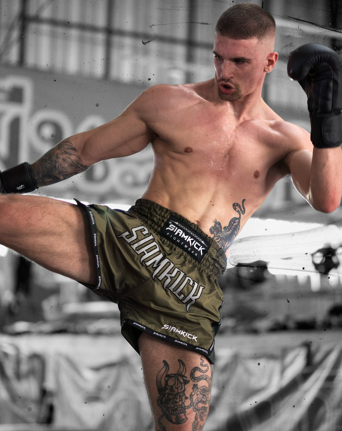 Frank con Pantalones cortos de Muay Thai "Tactical Green", talla L