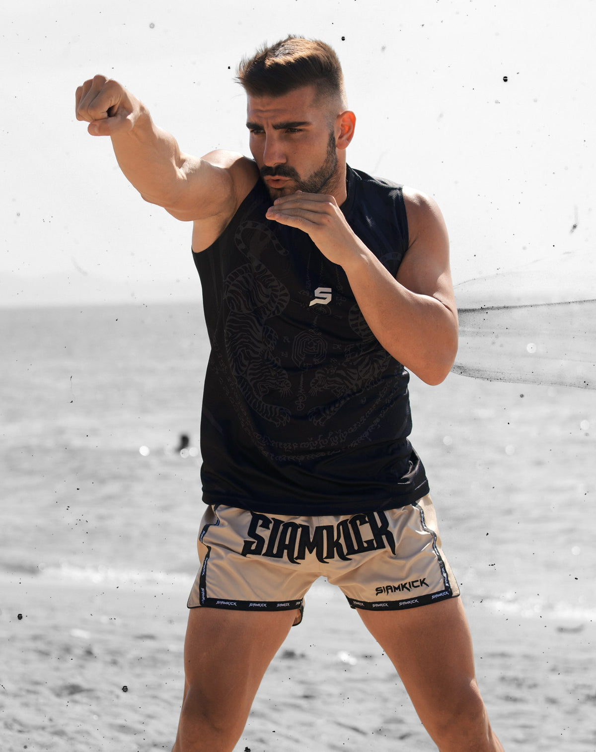 Muay-Thai-Shorts „Sahara“, getragen von Sefa, Größe M