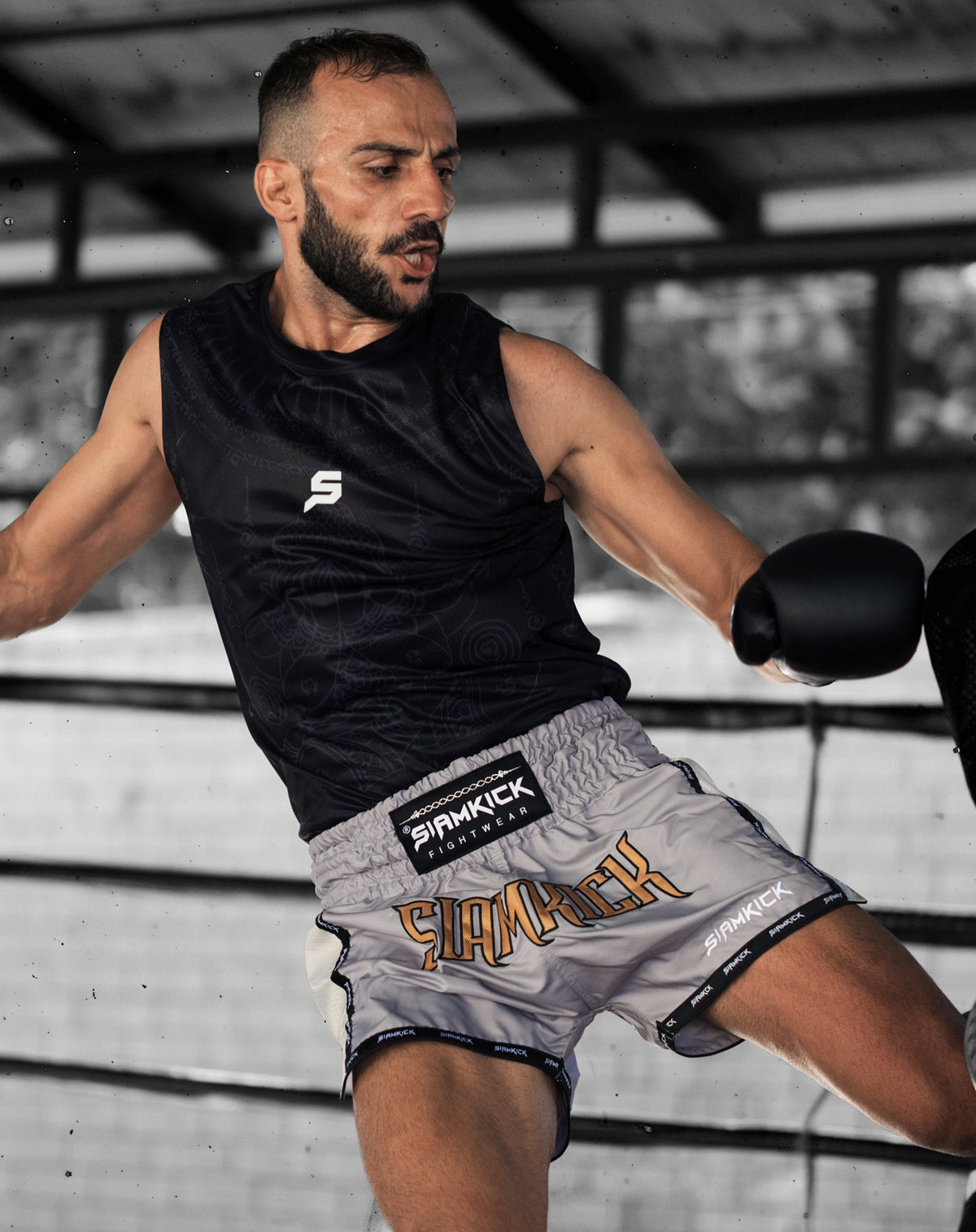 Muay-Thai-Shorts „Stealth Grey“, getragen von Shahoo, Größe L