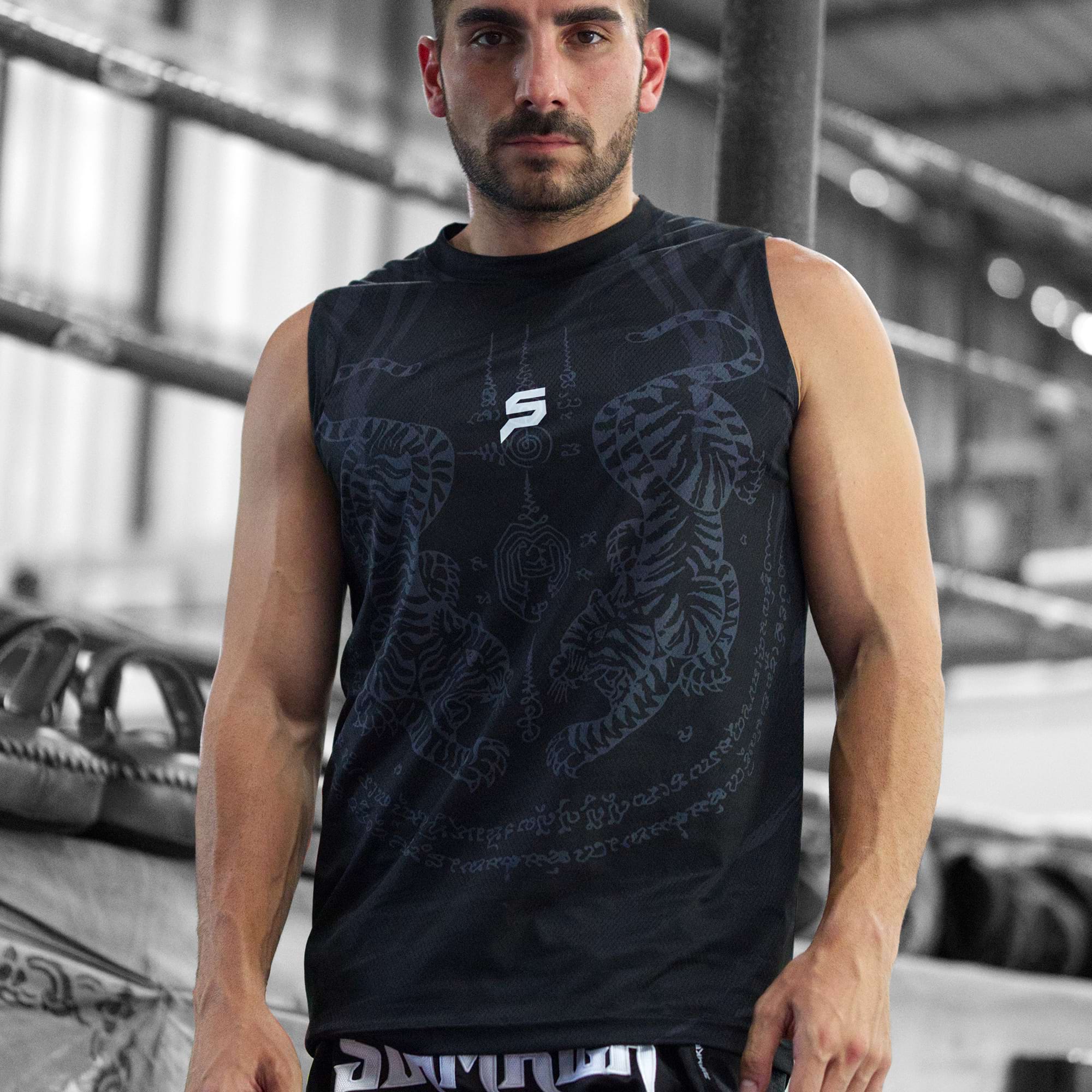 Model is 177cm, 70kg wearing size M